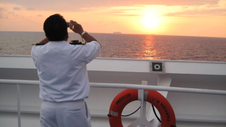 How to Get a Job on a Cruise Ship – 10 Pro Tips