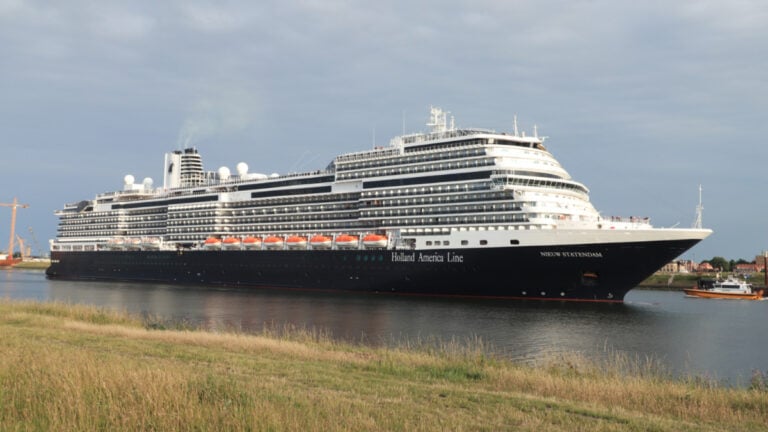 Holland America Line Details 28-Day Arctic Voyage