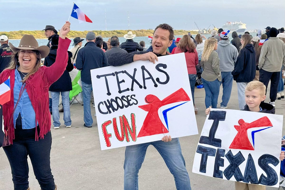 Fans Welcome Carnival Jubilee to Galveston
