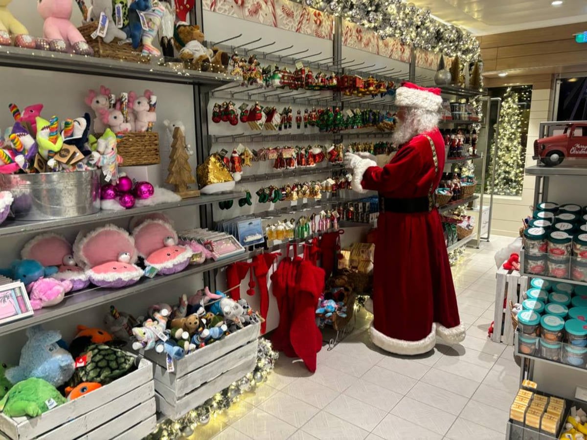 Holiday marketplace pop-up aboard Oasis of the Seas