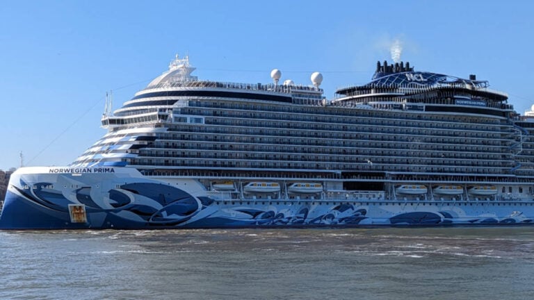 Norwegian Cruise Ship Breaks Mooring Lines During Debarkation