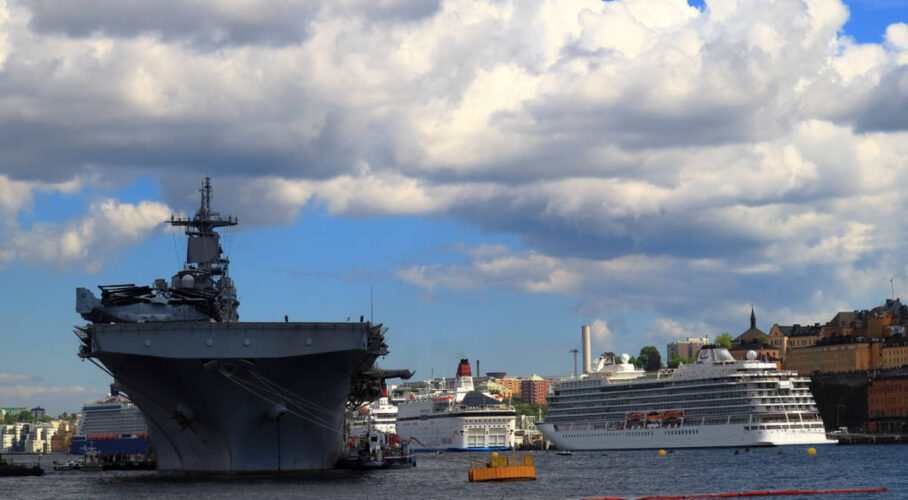 Carrier / Destroyer, Cruiser Ship avec Stand from Movie 1139 pièces