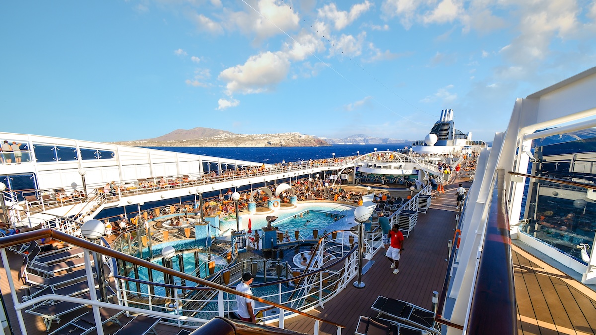 Santorini cruise crowds