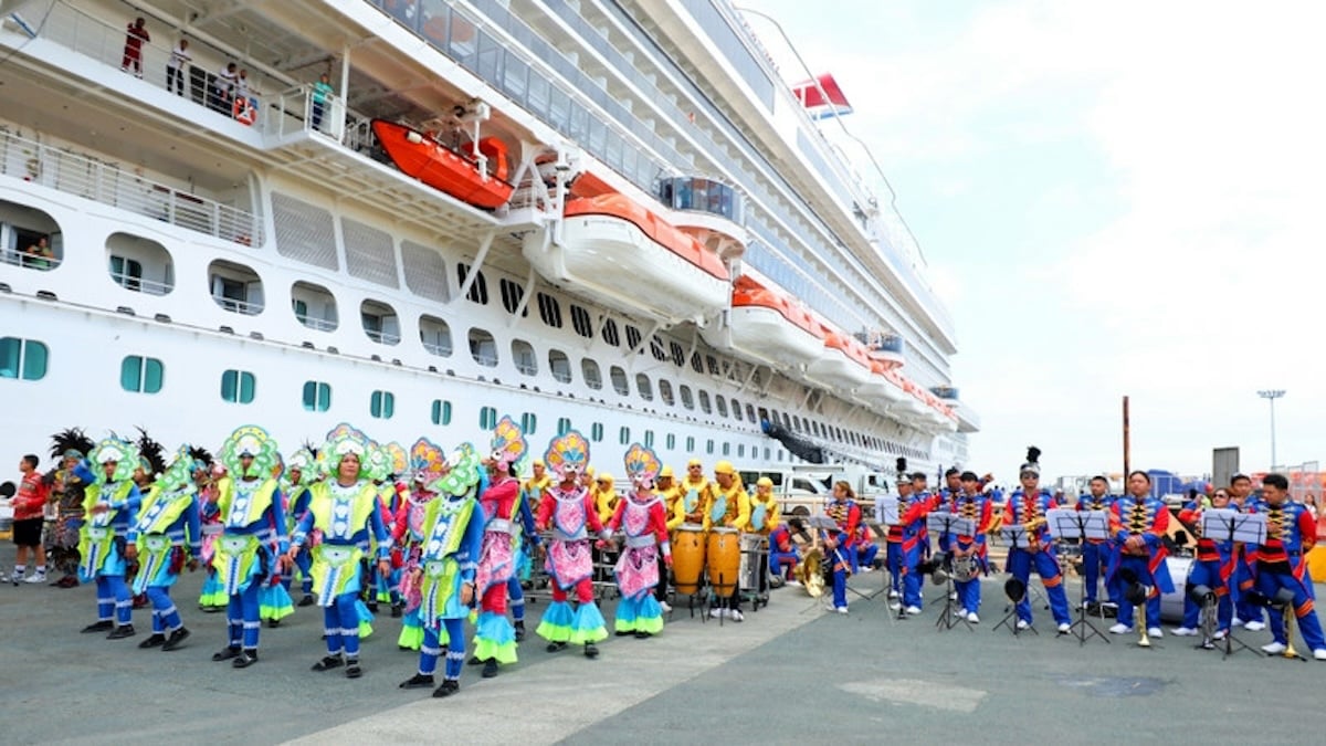 Manila's Zamora band welcomes Carnival Panorama