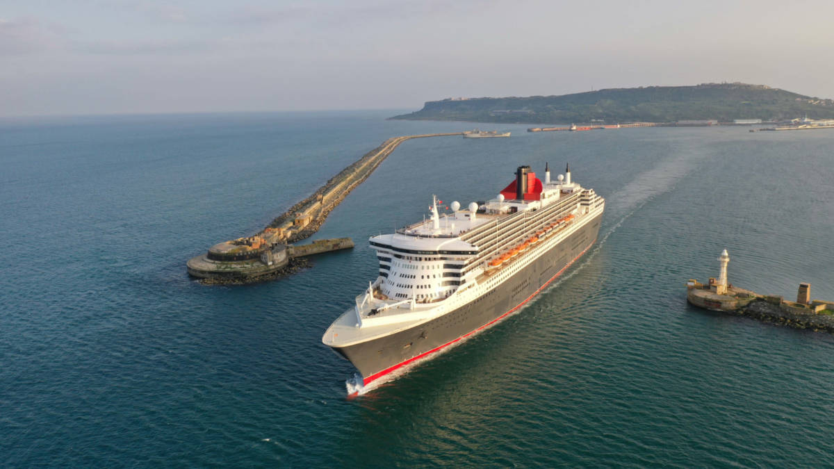 Queen Mary 2 in Portland