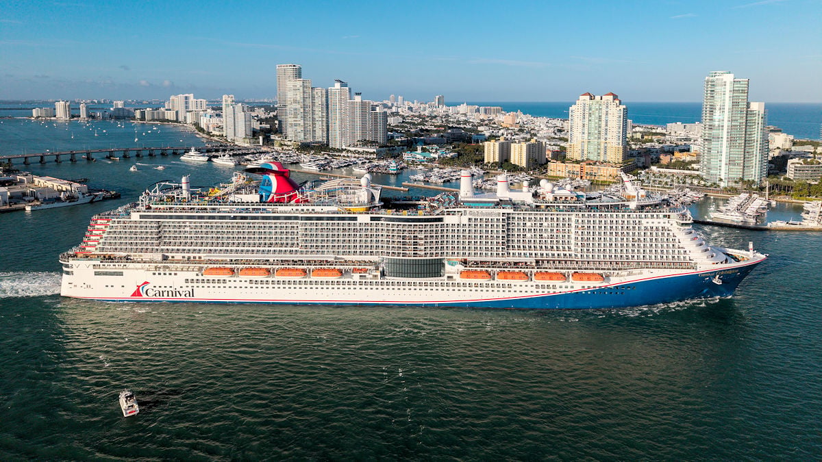 Carnival Magic Leaving Miami (Photo Credit: Just dance / Shutterstock)