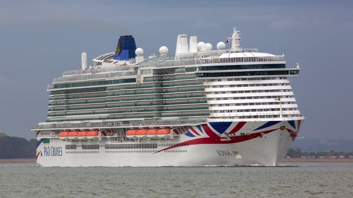 P&O Iona Cruise Ship Departing